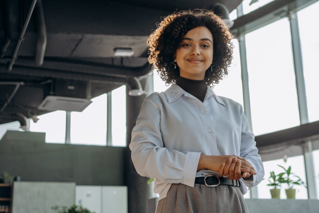 Photo de Mikhail Nilov: https://www.pexels.com/fr-fr/photo/debout-sourire-societe-tenue-d-affaires-8297124/