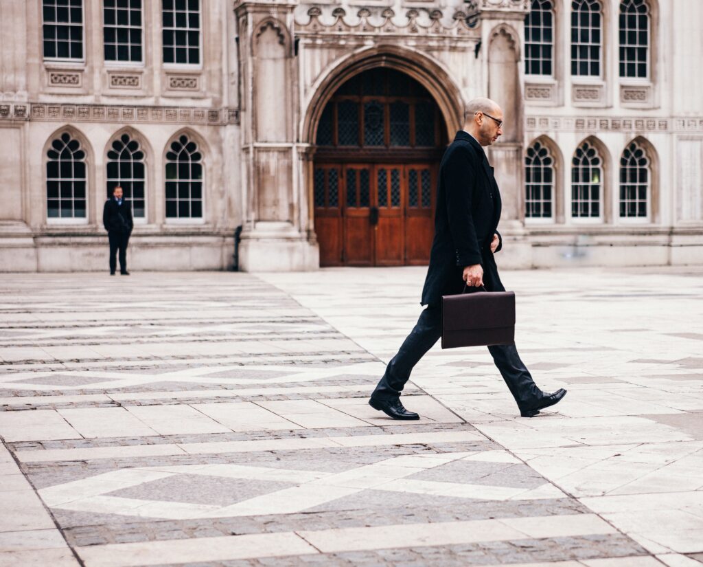 Photo de Clem Onojeghuo: https://www.pexels.com/fr-fr/photo/homme-marchant-pres-de-la-maison-375878/